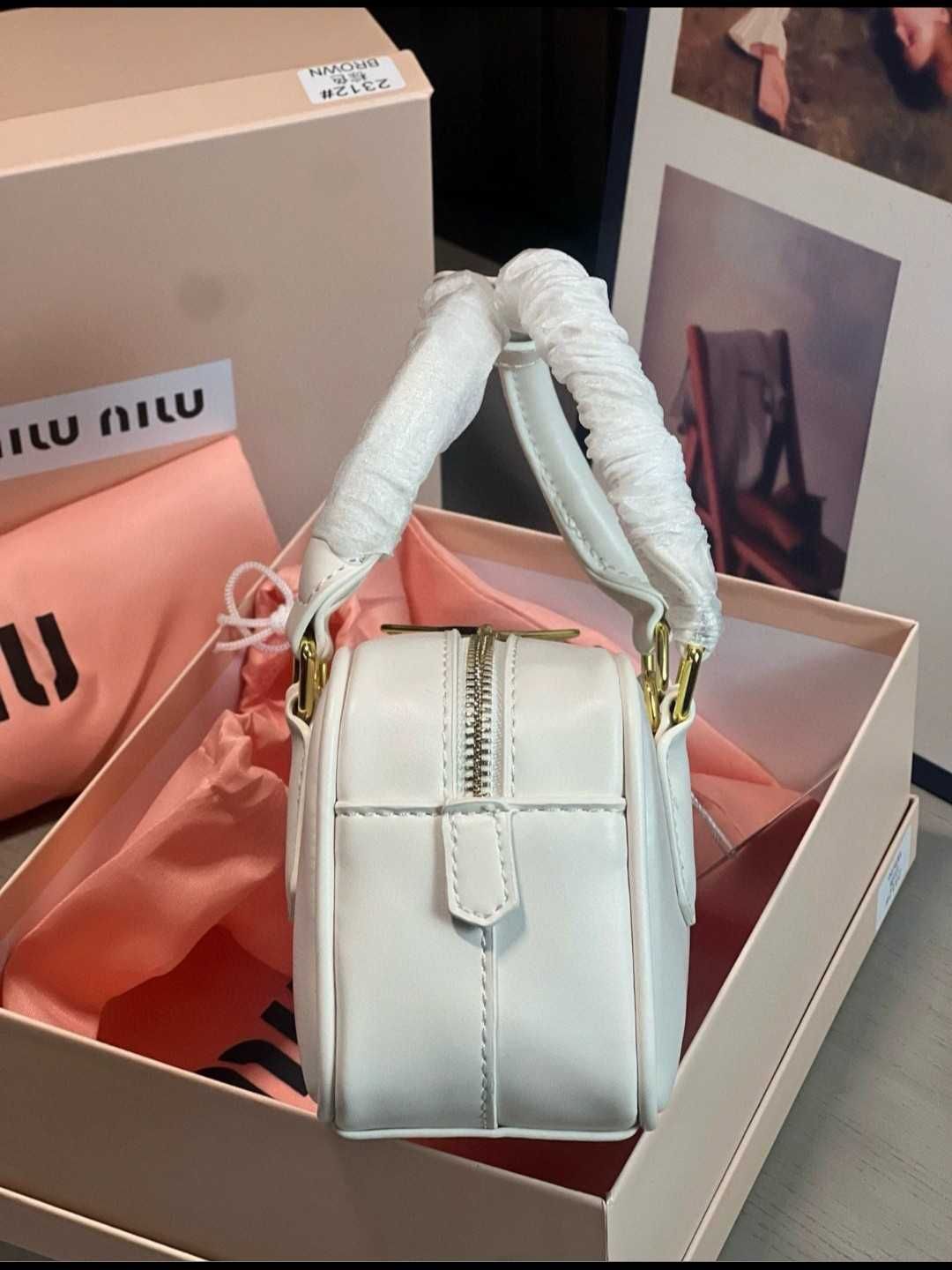 MiuMiu Biała Mała Torba Na Ramię Z Wykonanym Sercem Outlet