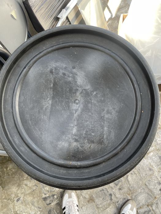 2 potes de azeite de diferentes quantidades