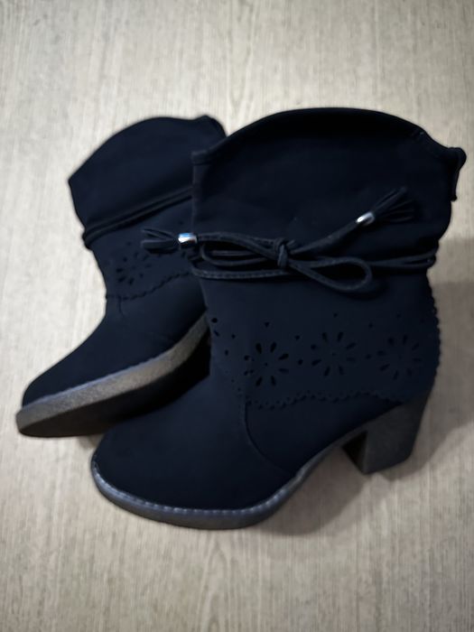 Kozaki krótkie ażurowe czarne skóra na słupku Bless roz. 38