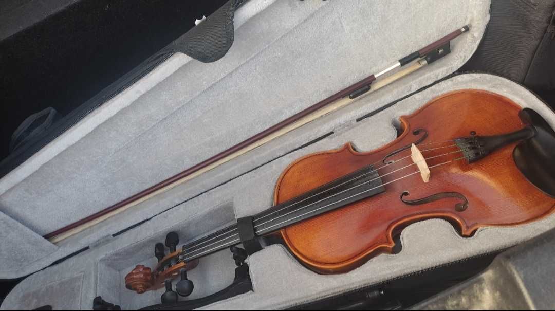 Instrument skrzypce 4/4 + futerał