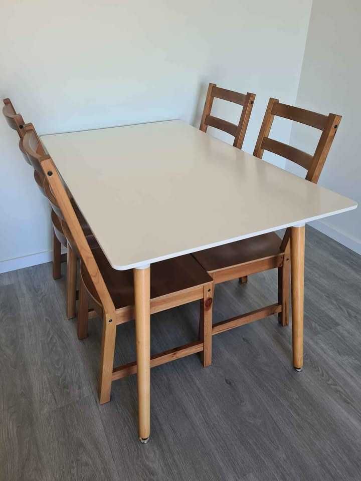 Mesa para 4 ou 6 pessoas. Muito firme, estrutura de ferro