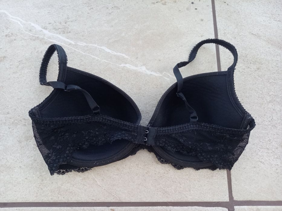 Бюстгальтер чорний базовий ліфчик бюстгалтер 

Розмір : десь на 75D.
З