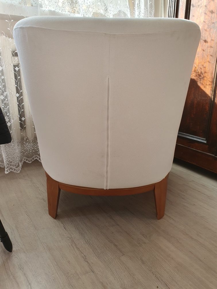 Biały fotel z kwiatkami