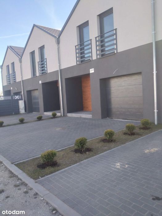 Dom w zabudowie szeregowej z ogródkiem. Centrum