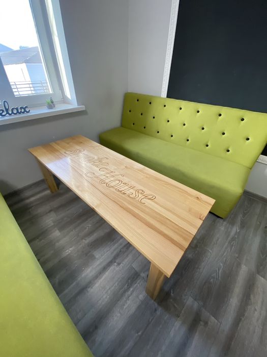 Столи ясеневі, виготовлені з білого яселя та полаковані.