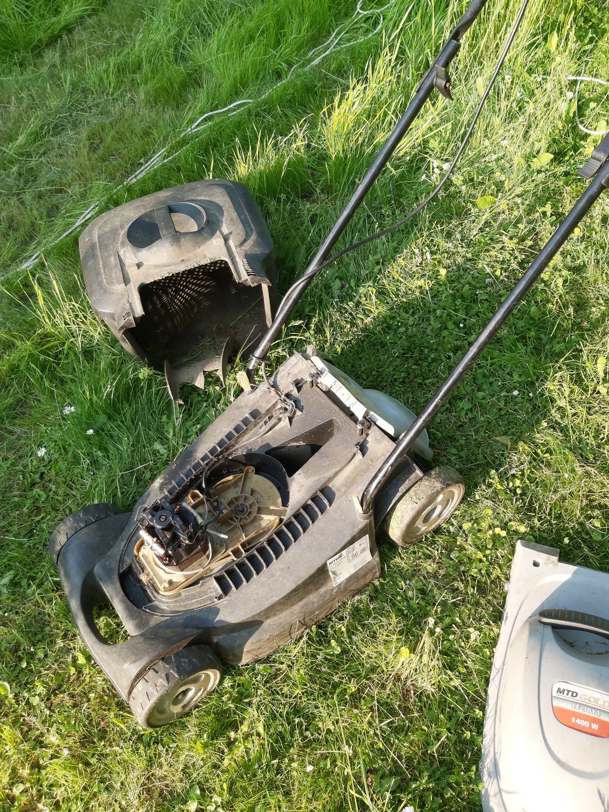 Kosiarka elektryczna 1400 W nie działa , na części