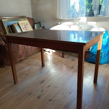 stary drewniany stół