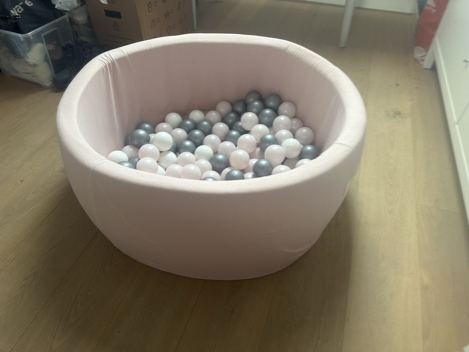 Pinakowa wanienka i kulki dla dzieci