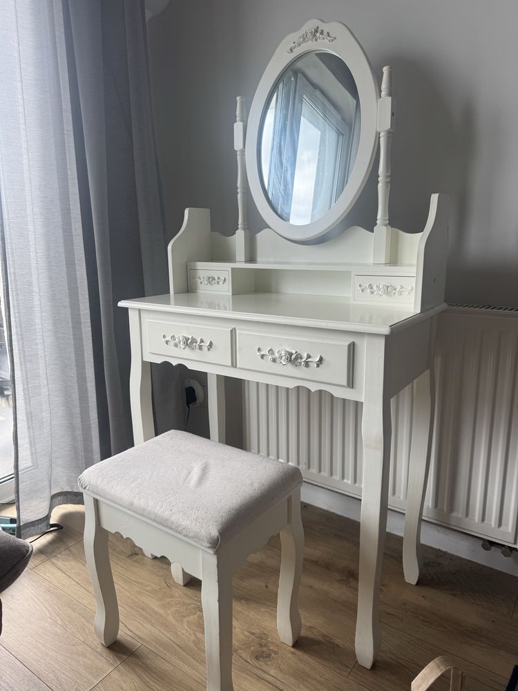 Sprzedam toaletkę z lustrem + taborecik