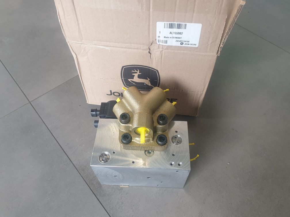 Kość rozdzielacz zawór John Deere TLS John Deere AL155982