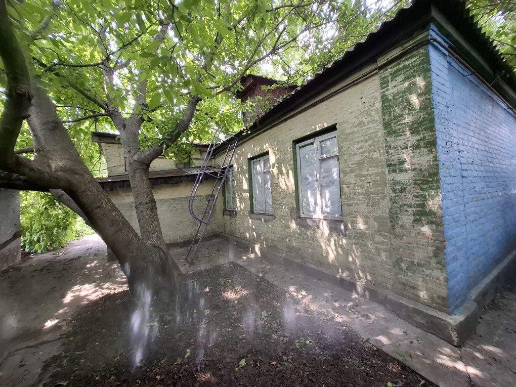Пів будинку з присадибною ділянкою.