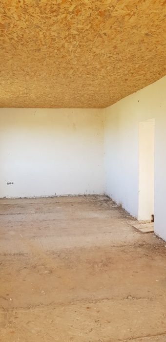 Продається новозбудований цегляний будинок з земельною ділянкою.