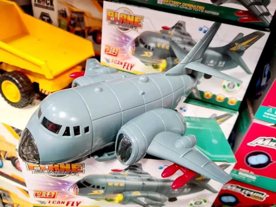 Samolot wojskowy transportowy nowy _ zabawka gra świeci