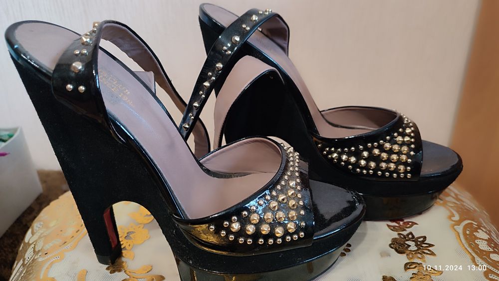 " Лабутены" 39 размер. Состояние нового.