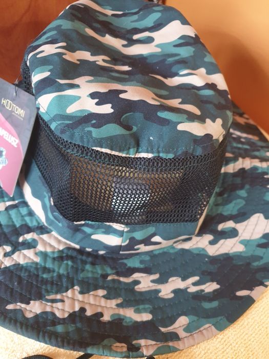 Letni kapelusz turystyczny.