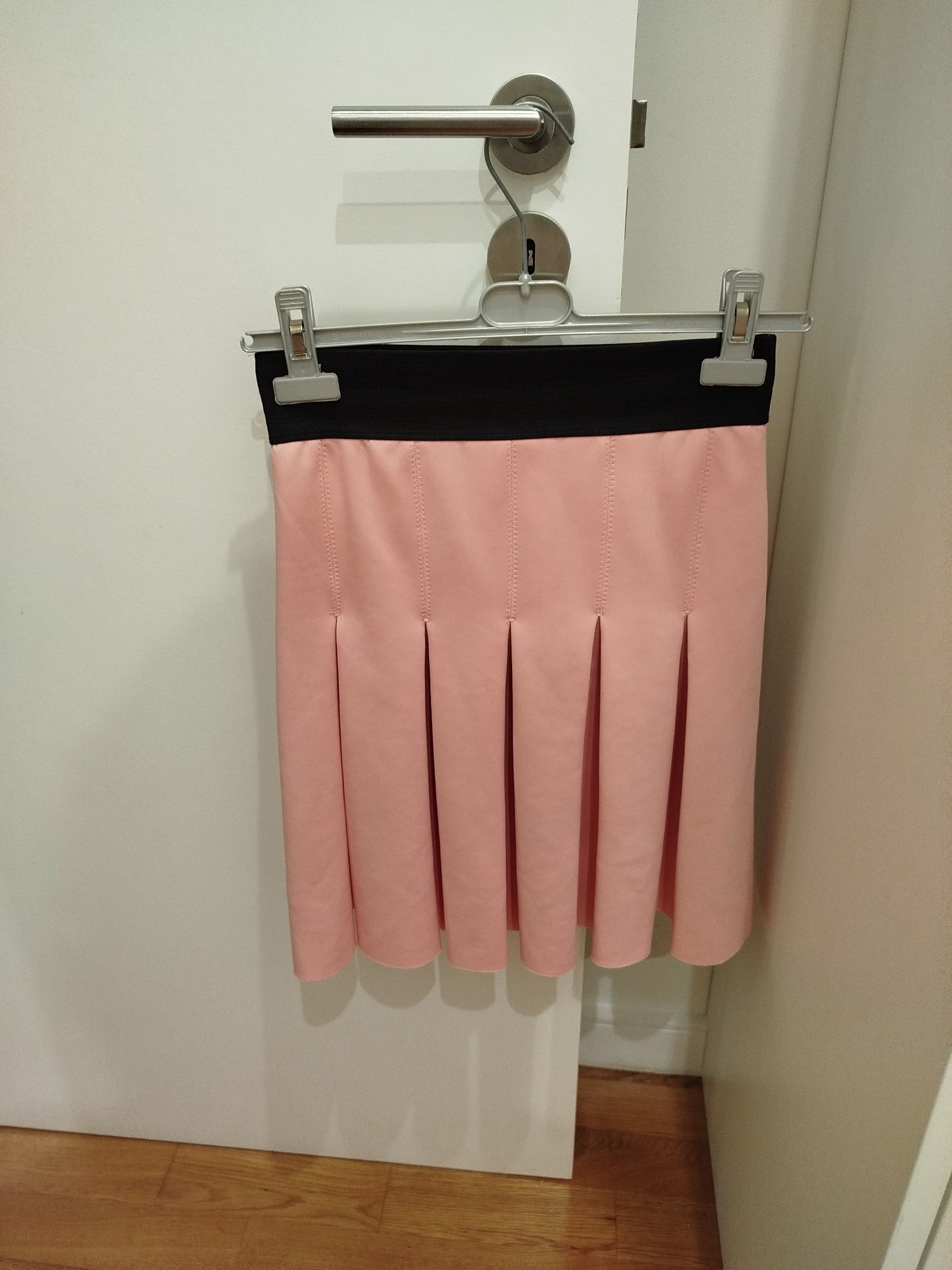 Venda de saia rosa com um cinto preto