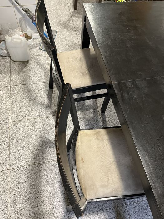 Mesa de cozinha em madeira.