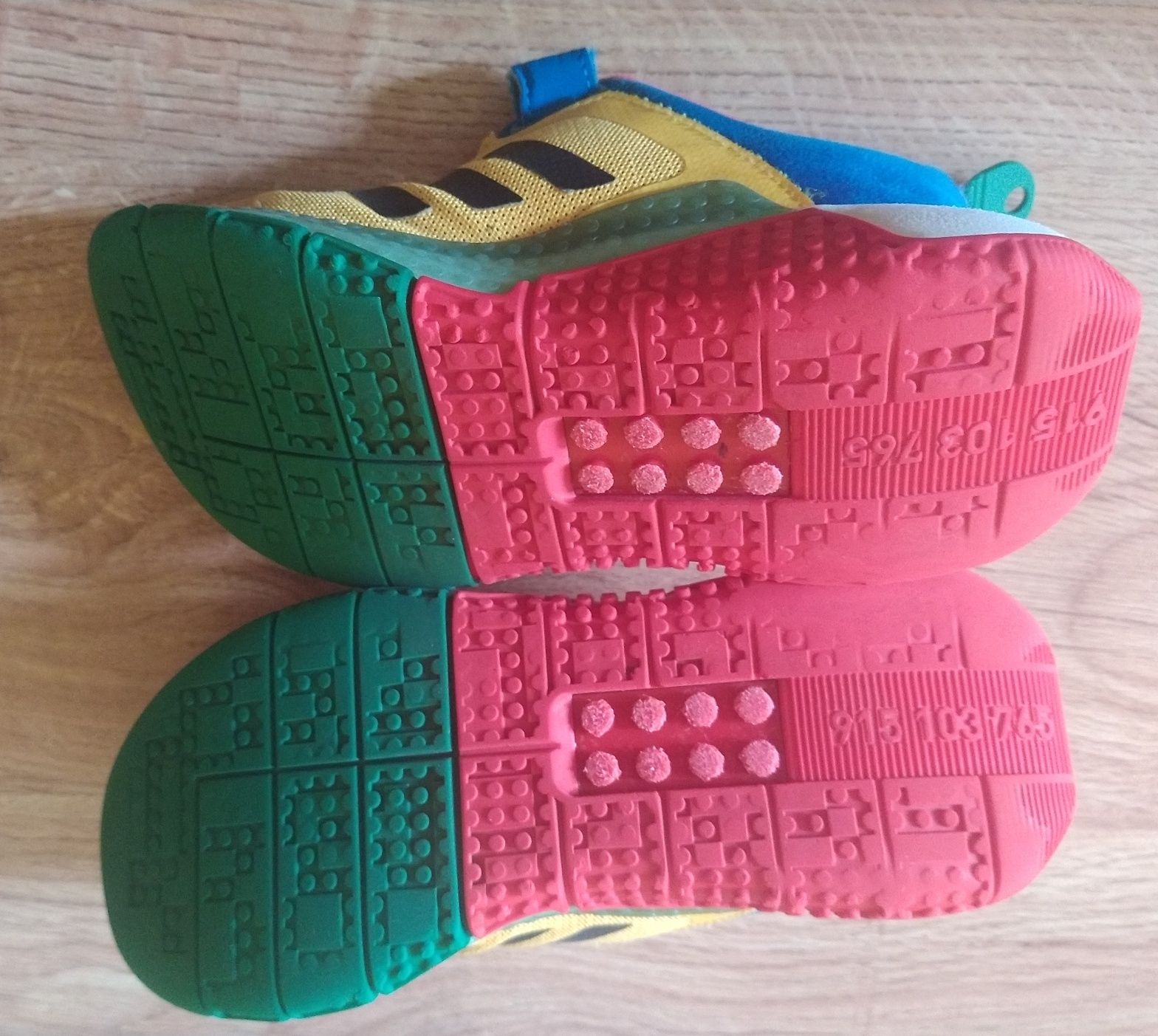 Sapatilha Adidas x LEGO