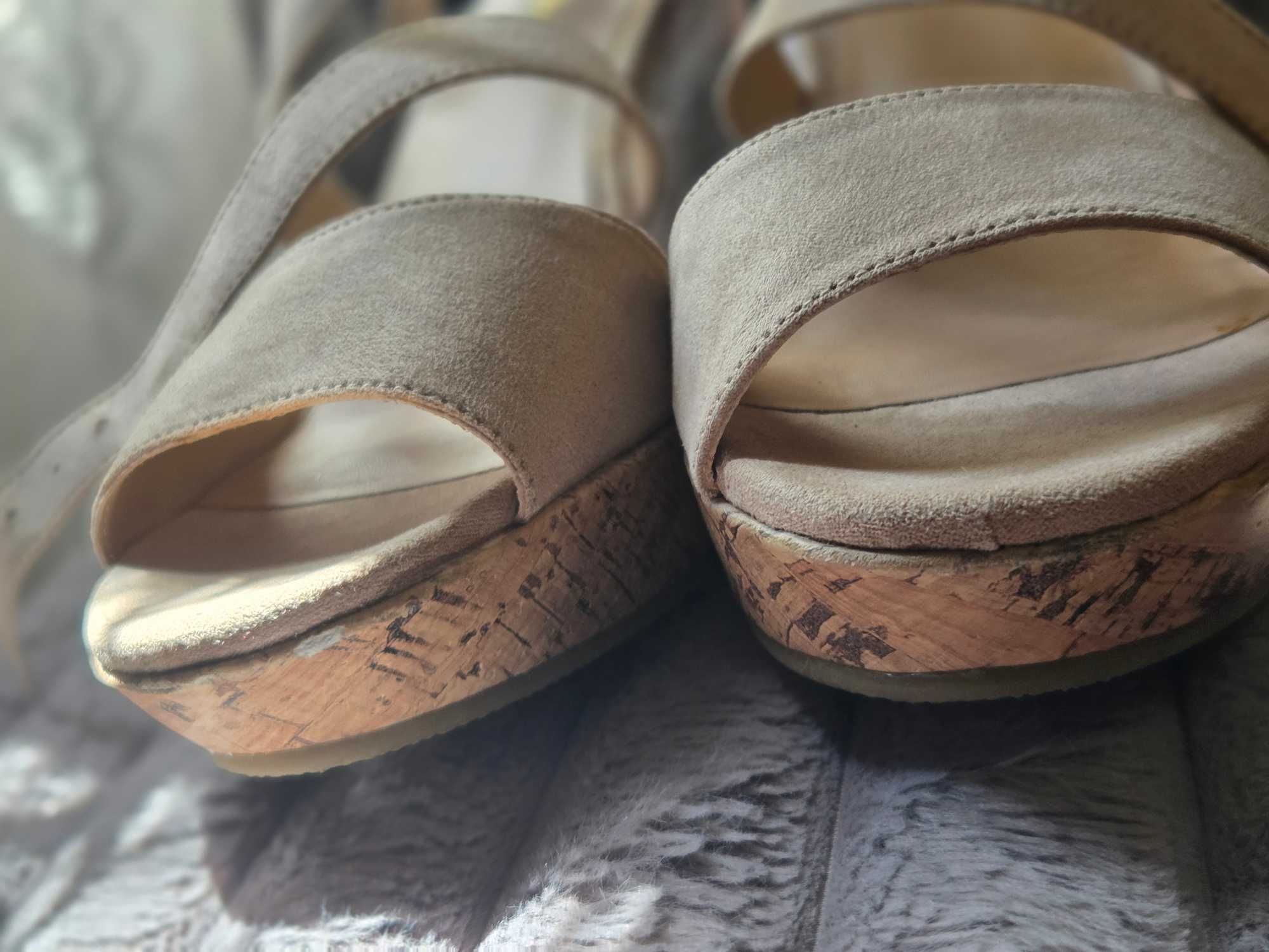 Beżowe sandały na koturnie Clara Barson nr 38