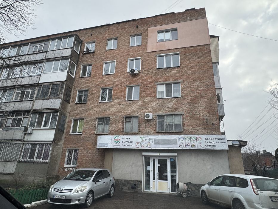 Продається приміщення під магазин на Казбеті