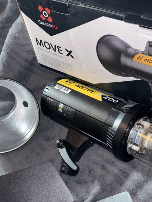 Zestaw Lampa błyskowa Quadralite Move X 200 + statyw
