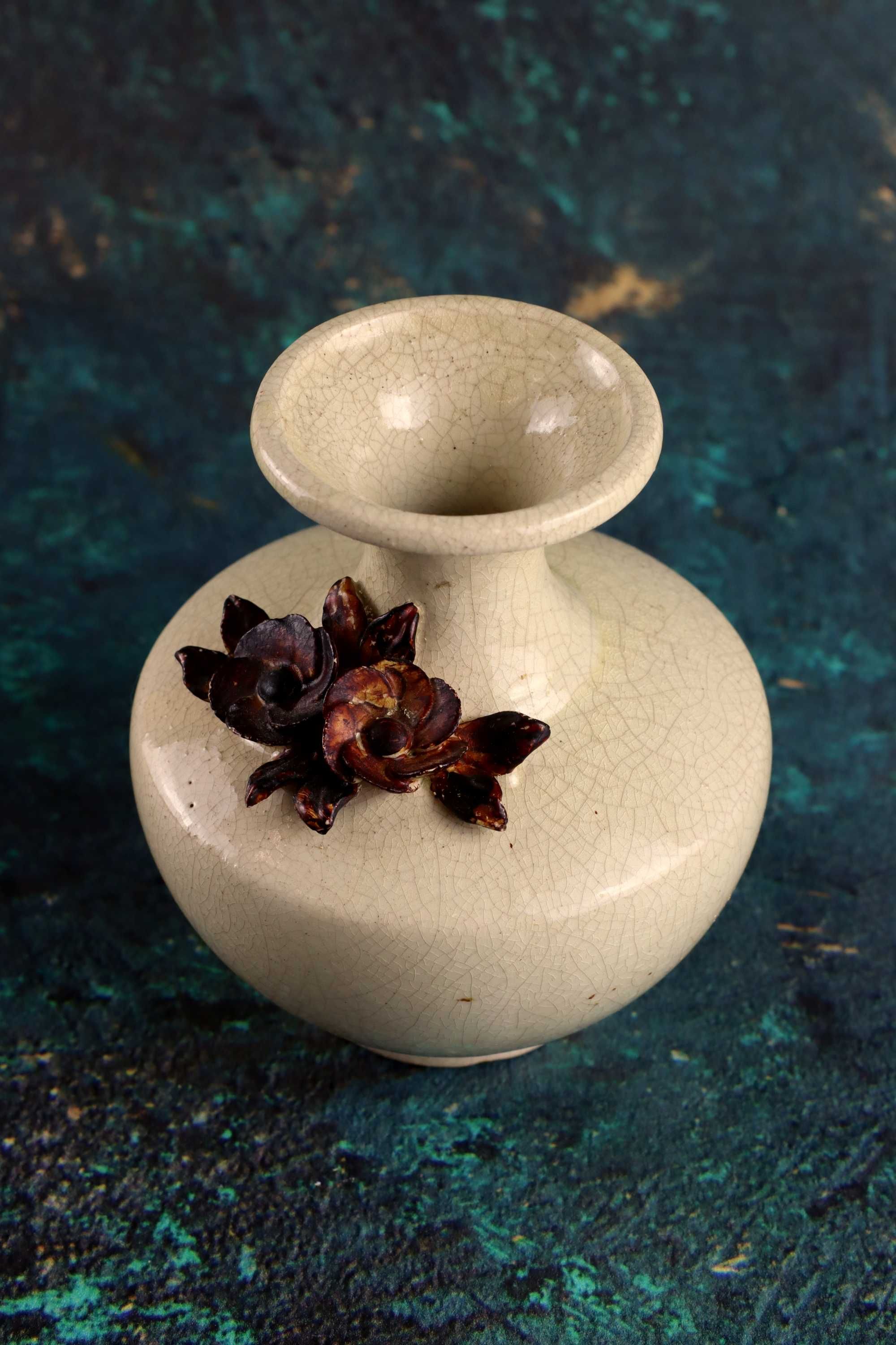 Ceramiczny wazonik z brązowymi kwiatkami ceramika prl vintage wazon