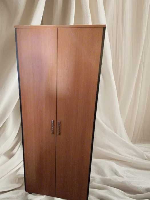 Функціональна та компактна офісна шафа (гардероб) для верхнього одягу