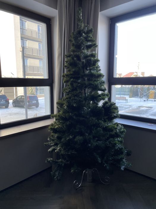 Штучна ялинка з металевою підставкою