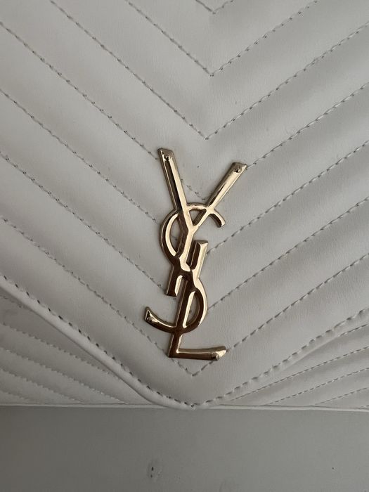 Mala ysl branca com detalhes dourados