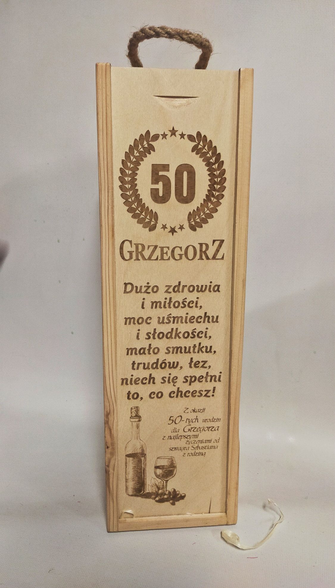 Skrzynka na wino z grawerem na urodziny