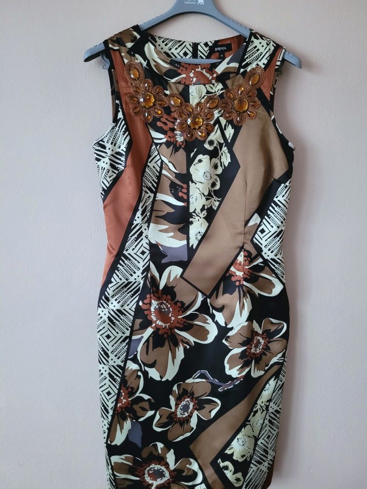 Ołówkowa sukienka we wzory z biżuteryjnym zdobieniem przy dekolcie S M