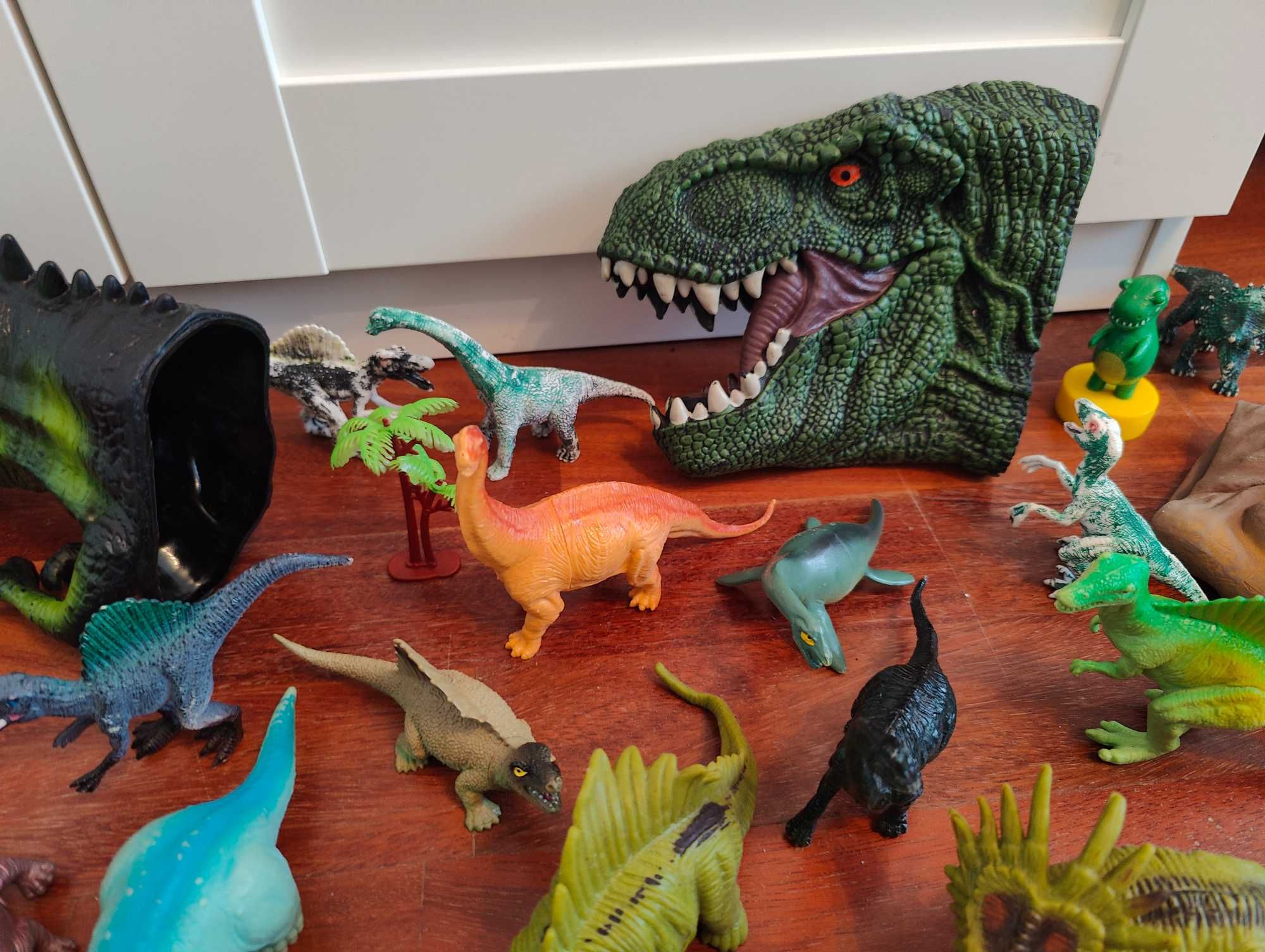 Duży zestaw dinozaurów i innych zwierzaków