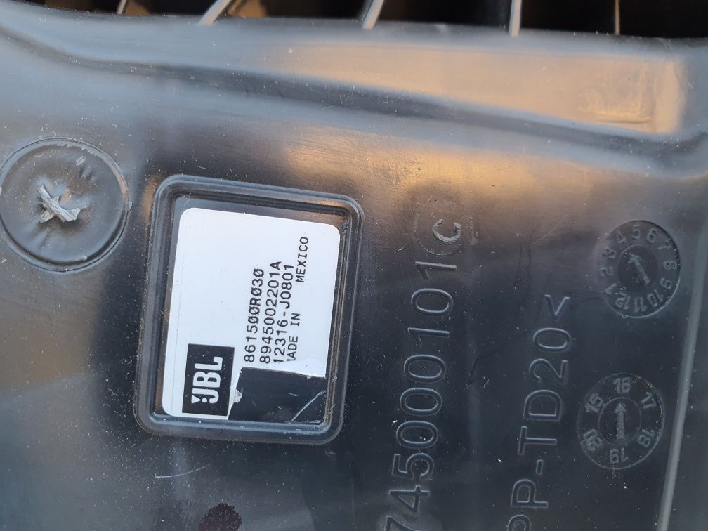TOYOTA RAV4 IV 4 subwoofer JBL 13-18