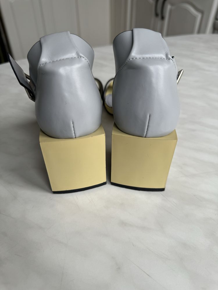 Кожаные женские серые босоножки на желтом каблуке 36 размера