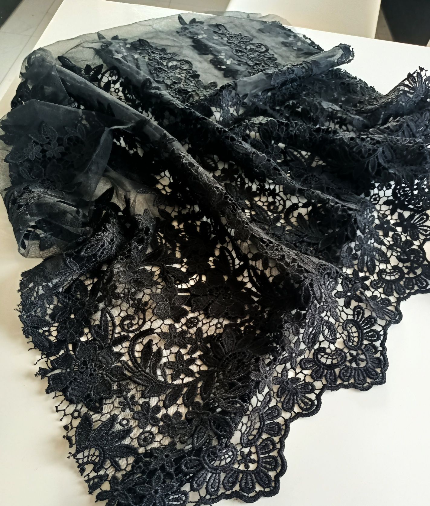 Gipiura koronka materiał na sukienkę rękawy tiul haftowana