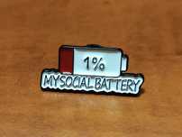 Przypinka, pin, do plecaka, na ubrania moja bateria 1%