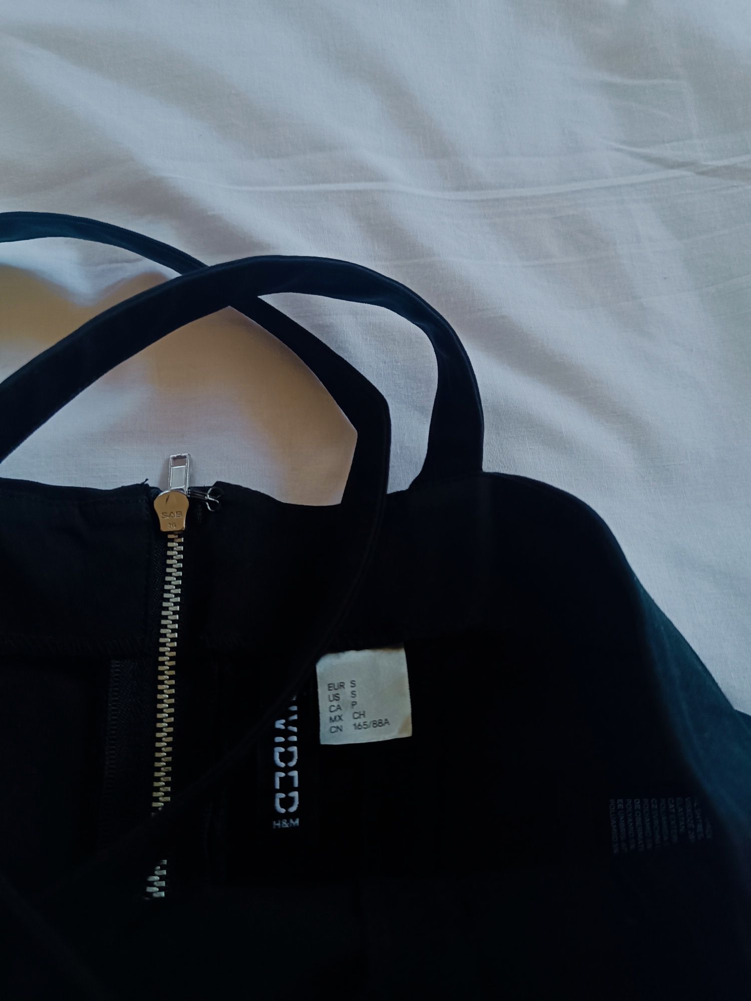 H&M / Czarny wyprofilowany crop top z dłuższym przodem / S 36