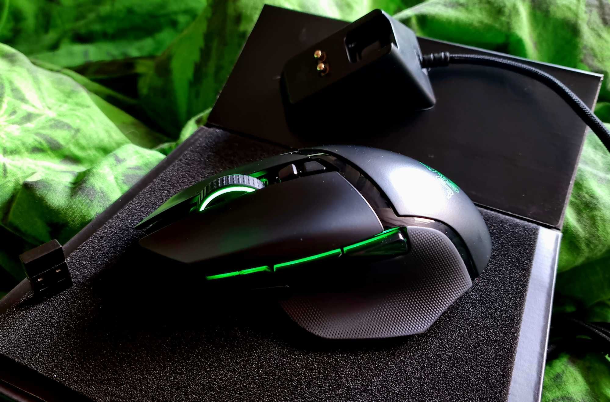 Razer Basilisk Ultimate Wireless gaming mause with charging dock