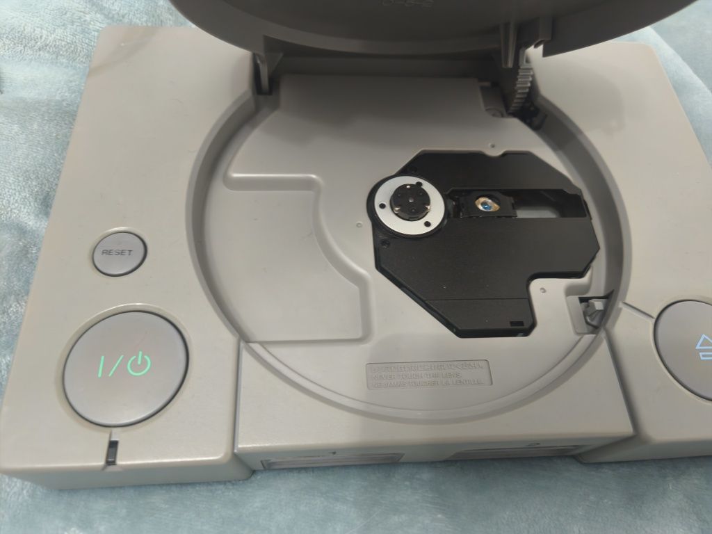 Playstation 1 com comando dualshock 2 e cabos