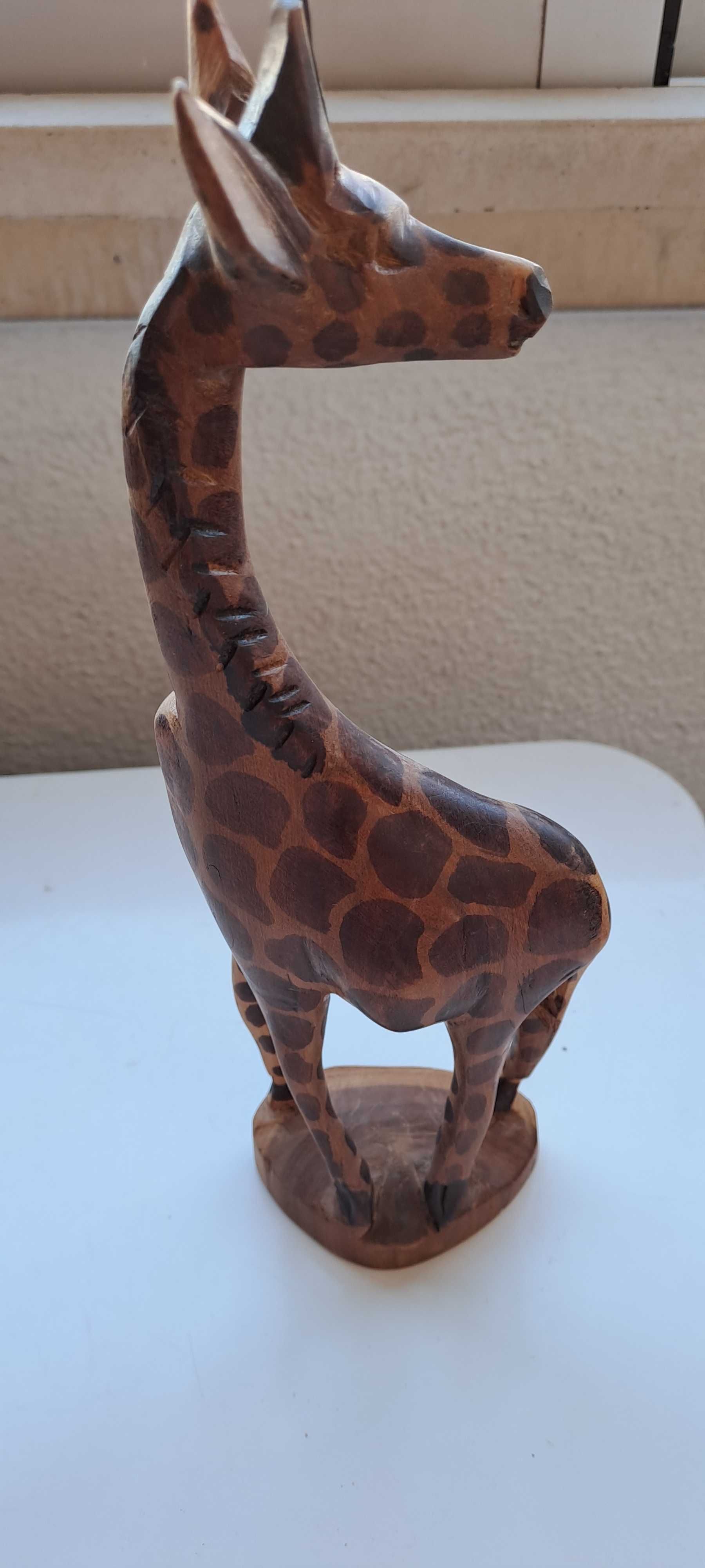 Girafa em madeira peça de artesanato Africana