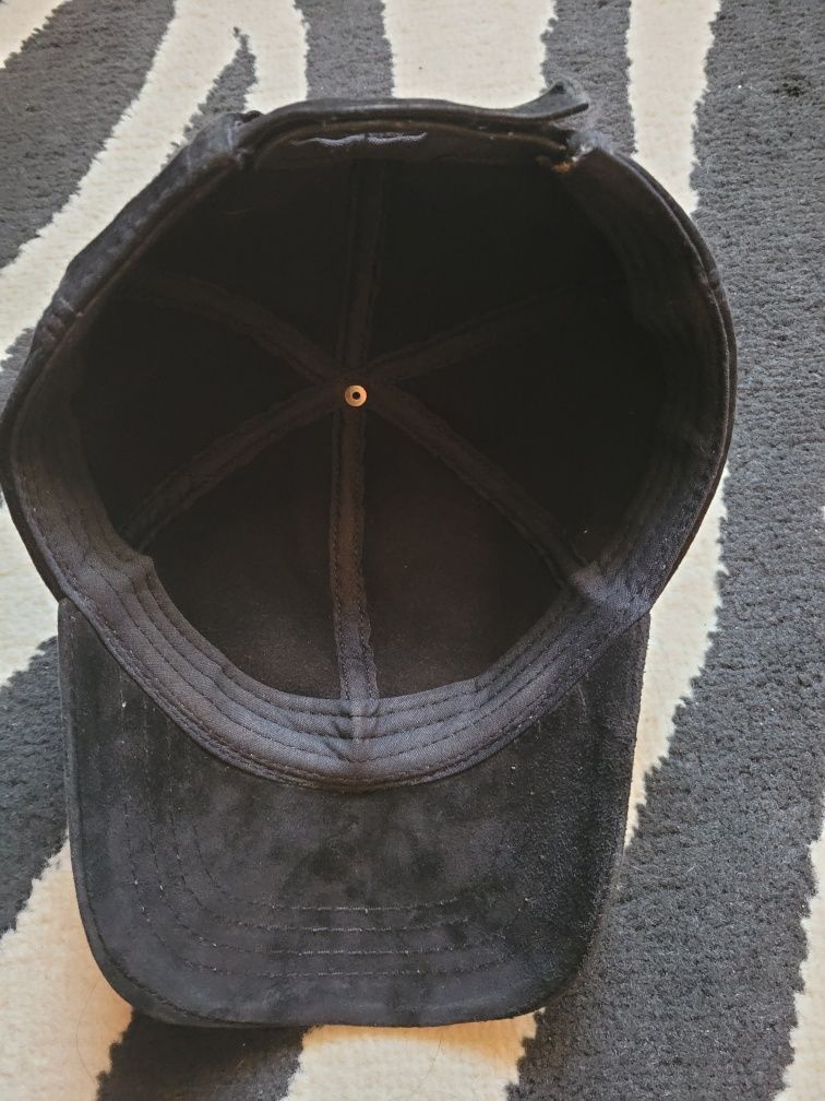Damska czapeczka z daszkiem welurowa