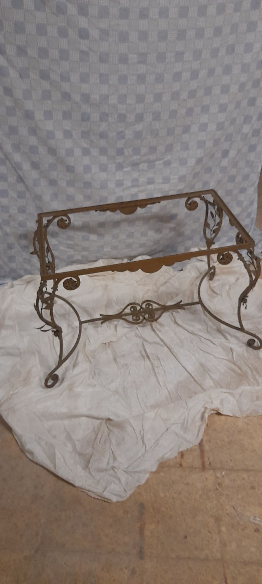 Mesa baixa em ferro