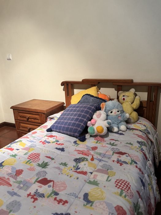 Conjunto cama de solteiro em madeira com colchão