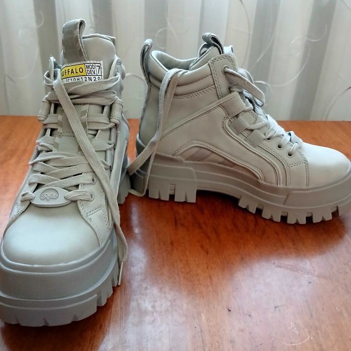 Нове жіноче взуття