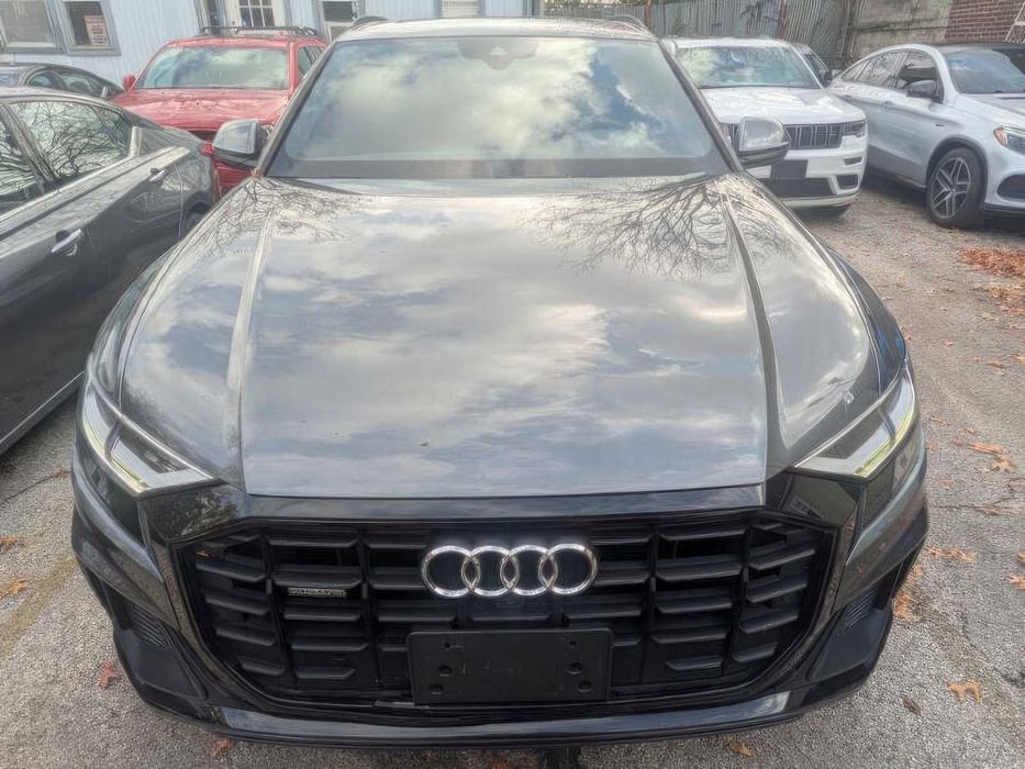 Audi Q8      2021