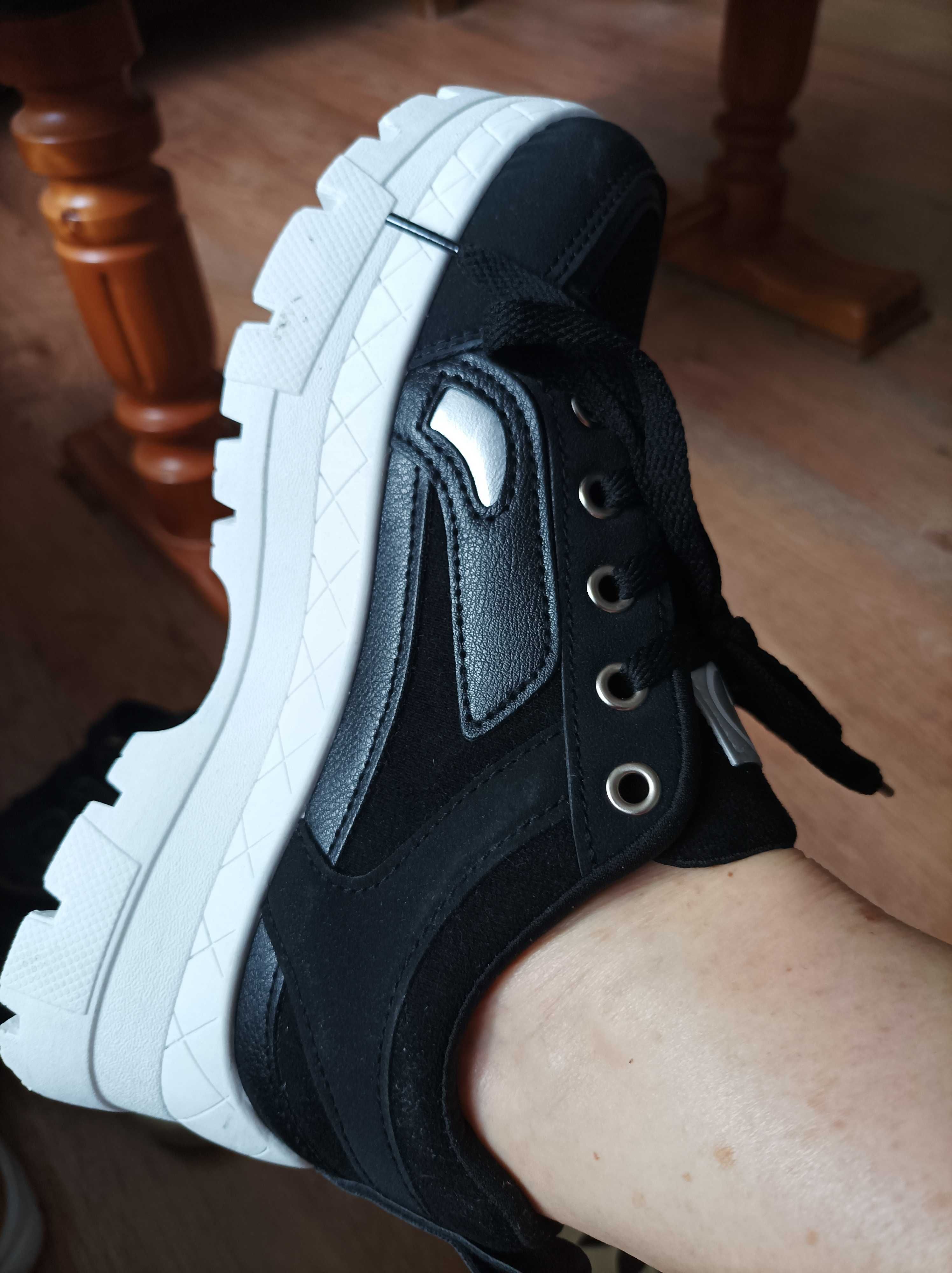 Buty sportowe sneakersy damskie czarne na białej podeszwie.