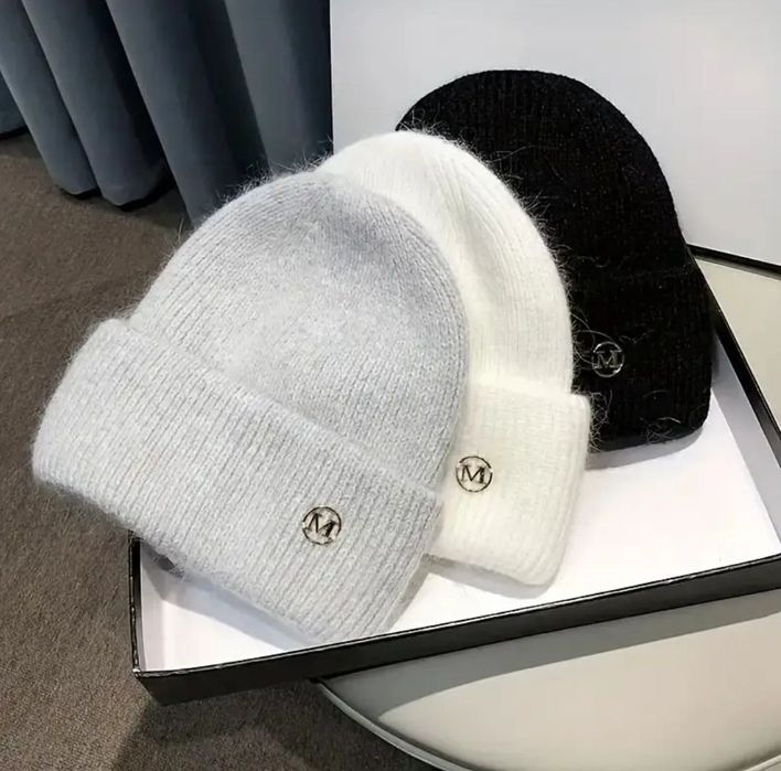 Жіноча зимова шапка чорного, сірого, бєжевого кольору