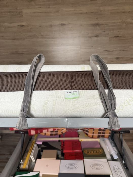 Продам ліжко двоспальне з матрацом