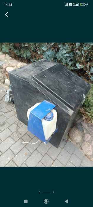 Podajnik do pieca wwraz ze zbiornikiem.