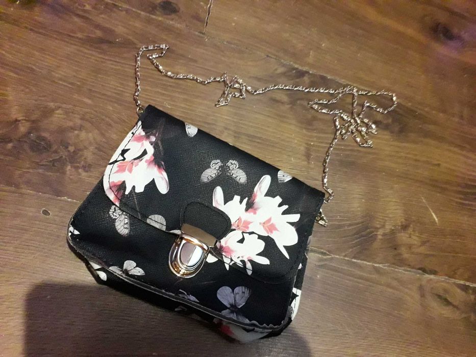 saszetka portfel na złotym łańcuszku